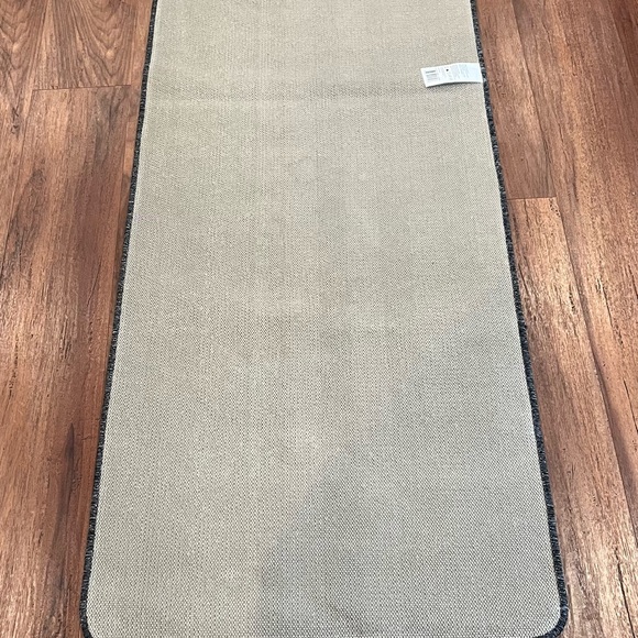 New Rug - Picture 4 of 6